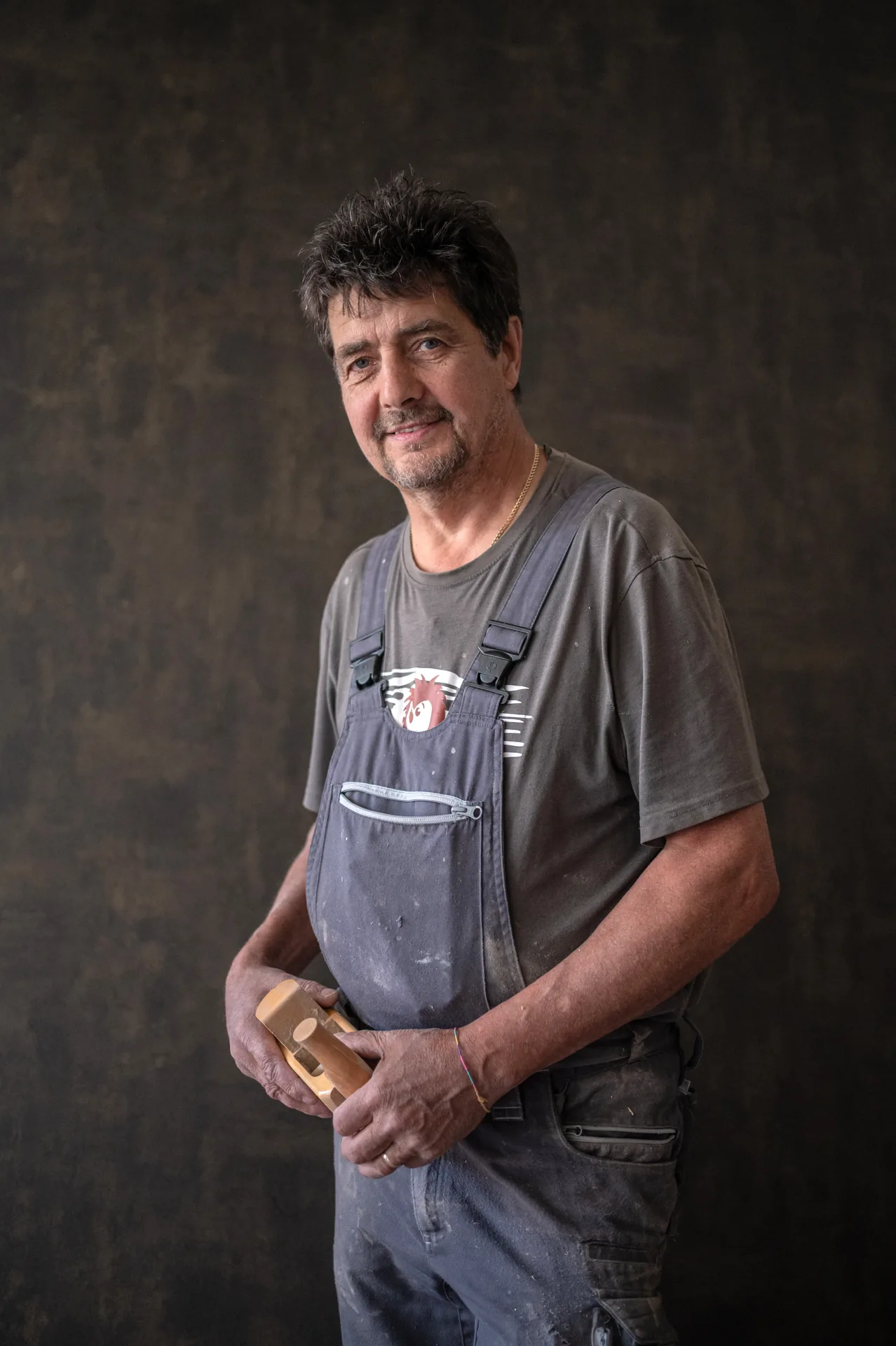 Herbert Weger mit einem Werkstück aus Holz